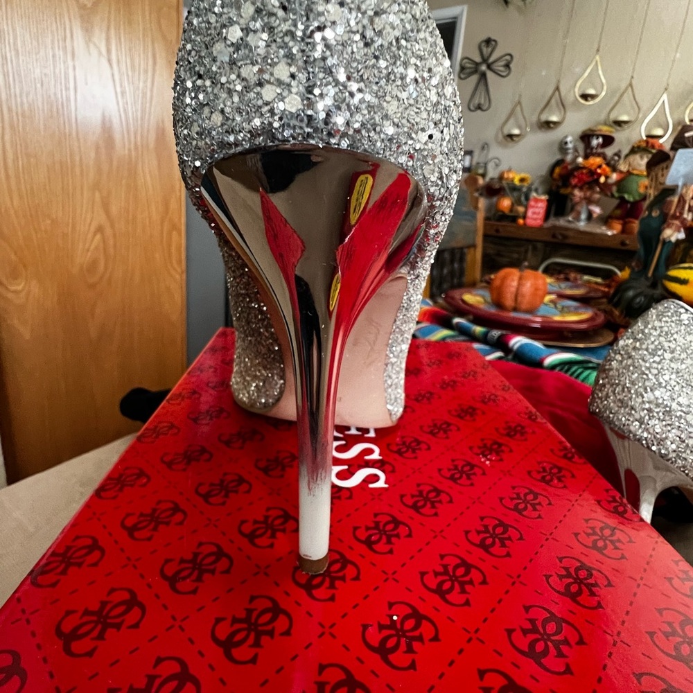 Guess Silver Textured Pointy Closed Heel Size 8m - image 4